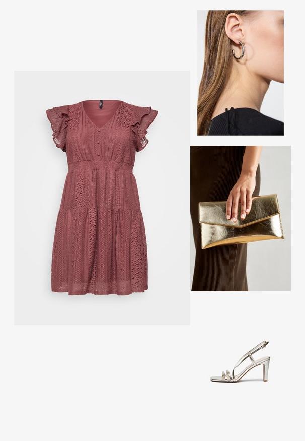 Roza obleka z v-izrezom, kratkimi nabranimi rokavi, gumbi in večplastnim krilom z vzorcem, ki spominja na čipko.; Metalne srebrne sandale na visoki peto z odprtim prstom, ki imajo tri tanke naramnice čez nogo in naramnico okoli gležnja z zaponko.; Zlatna metalna torbica s glatko teksturo, ki ima trikotno zapiranje. Roka, ki jo drži, ima lepo urejene nohte.; Srebrna obročasta uhana s polirano površino, ki vključuje majhne zlate poudarke in okroglo obliko, nošena na ušesnem lobu.