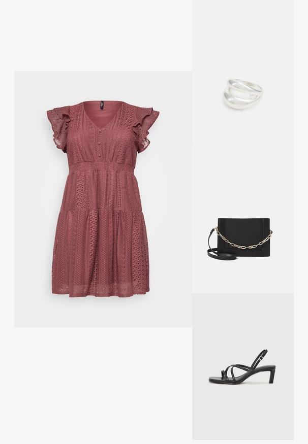 Rozā krāsas kleita ar v-veida kakla izgriezumu, īsām frillētām piedurknēm, pogu detalizāciju un slāņotu svārku ar mežģīņu līdzīgu rakstu.; Melnas strappy sandales ar kvadrātveida purngaliem un zemu bloku papēdi. Ievērojamas ar vairākiem plāniem siksniņām un regulējamu potītes siksniņu. Izgatavotas no gludas ādas.; Melna ādas crossbody soma ar gludu faktūru, taisnstūrveida formu un metalizētu ķēdes detaļu priekšā. Iekļauta regulējama siksna.; Sudraba divu joslu gredzens ar gludu, pulētu virsmu. Iezīmējas ar plūstošu, izliekta dizaina struktūru ar pārklājošām sekcijām modernam izskatam.