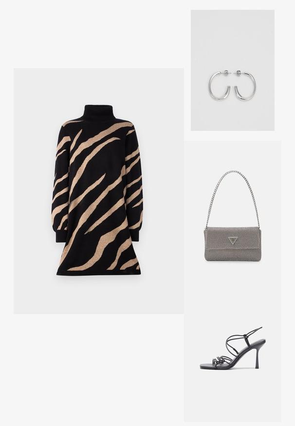 Turtleneck kjole i sort med brune tigerstriber, med lange ærmer og en flagrende kant. Lavet af et blødt, tekstureret strikmateriale.; Sorte højhælede sandaler med tynde stropper og en knyttet design, en glat firkantet tå og en slank stiletto hæl.; Lys grå metallisk håndtaske med kædestrop, dekoreret med små runde metalliske studs og et trekantet brandlogo.; Sølv øreringe i cirkel med en glat, skinnende overflade, der har en buet form og lukning med stift bagpå. Minimalistisk design med et moderne udseende.