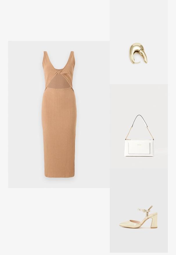 Ribbet midikjole i tan, med dyp V-hals, utskjæringsdetalj over midjen og en tettsittende silhuett med rett kant.; Gull metallisk hæl sko med spiss tå, ankelrem med en sirkelformet lås, og en tykk hældesign. Glatt tekstur.; Hvit lærveske med teksturert overflate, utstyrt med gullkjede for å bære over skulderen og svarte detaljer. Inkluderer en frontlomme og glidelås.; Gullfarget metalløredobber med et elegant, buet design. Har en karakteristisk spiss form, polert overflate og hengsel-lukking.