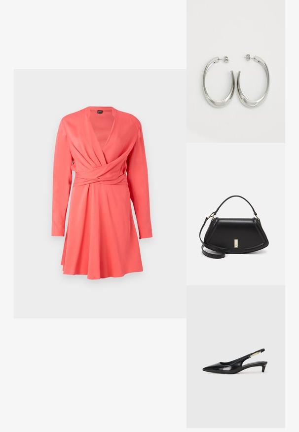 Korallinvärinen kietaisumekko, jossa on pitkät hihat, V-pääntie, keräyksiä vyötäröllä, levenevä hameosa ja sujuva kankaan rakenne.; Mustat nahkaiset slingback-korkokengät, joissa on terävä kärki, ohuet korot ja kultasävytteinen yksityiskohta säädettävässä hihnassa. Silkkinen pinta.; Mustalla nahkalaukulla, jossa on jämäkkä muotoilu, lyhyt malli, yläkahva ja kultaiset yksityiskohdat. Säädettävä olkahihna sisältyy.; Hope hopeista, joissa on sileä, kaareva muotoilu. Varustettu kiiltävällä metallipinnoitteella ja nappikiinnityksellä. Ei näkyviä kuvioita tai koristeluja.