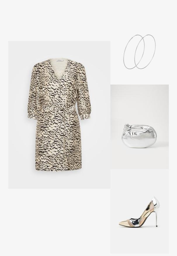 Abito corto color crema con scollo a V, maniche a tre quarti e cintura. Presenta un motivo a stampa animale nera su tutta la superficie.; Scarpa con tacco alto a punta, con una combinazione di colori argento, oro e nudo. Finitura lucida con design a ritaglio, con tacco a stiletto.; Borsa a pochette metallica argentea con una forma morbida e arrotondata e chiusura superiore annodata. Realizzata in materiale sintetico morbido.; Orecchini a cerchio in argento con un design minimalista. Forma circolare, superficie liscia e profilo sottile. Leggeri con una finitura lucida.