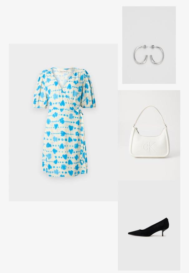 Kortärmad omlottklänning i krämfärgad tyg med blå tie-dye-mönster, med en åtsittande midja och utsvängd kjol, samt en sidoknytning.; Svart mocka hög klackskor med spetsig tå och en smal, låg klack. Slät textur med en elegant design, utan synlig hårdvara.; Vit läderhandväska med en böjd form, som har en präglad "CK"-logotyp på framsidan och ett enda axelband. Dragkedjestängning upptill.; Silverfärgade hängande örhängen med en slät, blänkande yta. Rundad form, lätt design, med ett stift- och bakstängning.