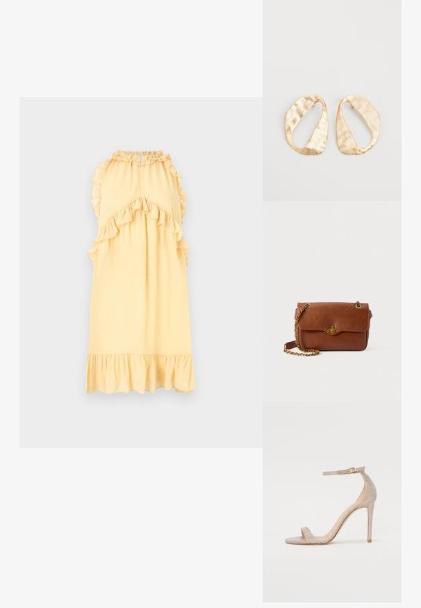 Hofmann Copenhagen SASHA - Kasdienė suknelė - butter cream; Metaliniu rožiniu auksu padabinti aukštakulniai sandalai su dirželiais, turintys tekstūruotą viršutinę dalį, atvirą pirštą ir kulkšnies dirželį su auksiniu sagtimi.; Ruda odinė per petį nešama kuprinė su užsegimu ant sklendės, auksinės spalvos aksesuarais ir grandinėlės dirželiu. Lygus paviršius, stačiakampio forma, minimalus apipavidalinimas.; Nedidelis nereguliarus ovalo formos aukso tono metalinių auskarų pora su tekstūruota, šiek tiek kalta paviršiumi ant balto fono.