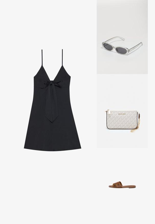 Černé bezramenné šaty s hlubokým výstřihem do V a detailem uzlu vpředu. Jednoduchá, hladká tkanina s rozšířeným spodním dílem a tenkými ramínky.; Hnědé kožené skluzné sandály s kříženými pásky, plochou podrážkou a hladkým povrchem. Jednoduchý design bez ozdob a vzorů.; Sluneční brýle s oválným tvarem, průhledným plastovým rámem, tmavě šedými skly a tenkými průhlednými stranami s akcenty loga a minimálními detaily.; Kabelka na zápěstí Michael Kors v béžové potažené plátno s opakujícím se vzorem loga MK, zlatými kovovými doplňky a odnímatelným řetízkovým popruhem.