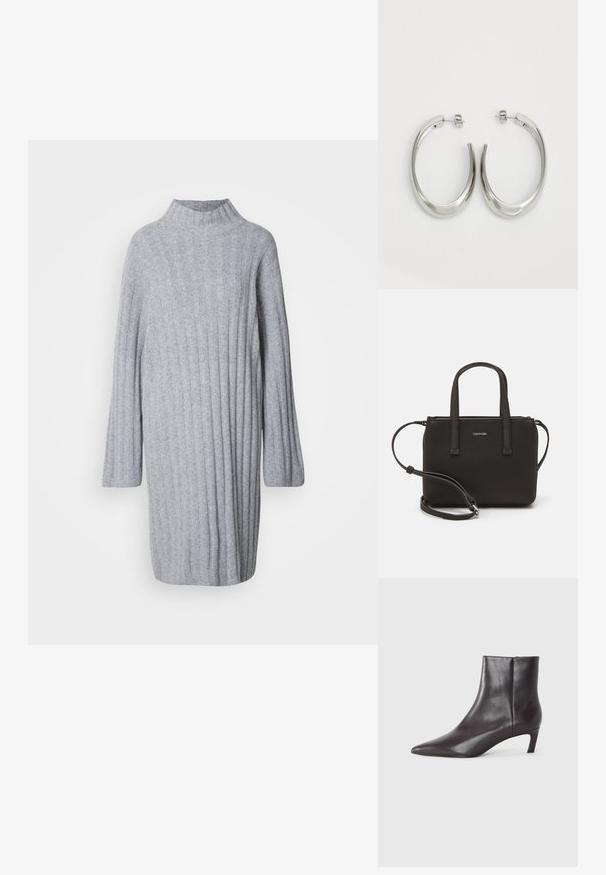 Szara dzianinowa sukienka z wysokim kołnierzem, prążkowaną teksturą i długimi rękawami. Miękka tkanina o luźnym kroju, sięgająca do połowy uda.; Czarne skórzane botki za kostkę z ostrym noskiem i niskim obcasem typu kitten heel, gładkie wykończenie, z bocznym zamkiem, zaprezentowane na neutralnym tle.; Czarna torebka z dwoma krótkimi uchwytami i odpinanym paskiem na ramię. Gładki materiał przypominający skórę, z zamkiem błyskawicznym i detalem z logo.; Srebrne kolczyki-hoop o gładkim, zakrzywionym designie. Posiadają błyszczące metaliczne wykończenie i zapięcie na sztyft. Brak widocznych wzorów lub akcentów.