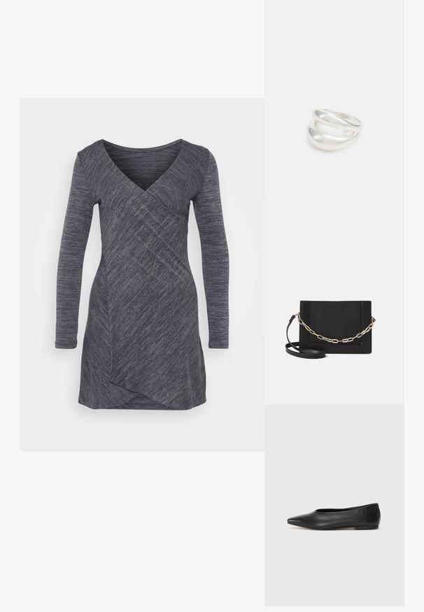 Tumši pelēkā garās piedurknes kleita, izgatavota no teksturēta auduma ar V veida kakla izgriezumu un diagonālu iesaiņojuma dizainu, ar glītu piegriezumu un asimetrisku apakšmalu.; Melna ādas baleta kurpe, ar norādītu purngalu, minimālisma dizains, gluda tekstūra, zema papēža augstums, bez redzamiem aksesuāriem vai rotājumiem.; Melna ādas crossbody soma ar gludu faktūru, taisnstūrveida formu un metalizētu ķēdes detaļu priekšā. Iekļauta regulējama siksna.; Sudraba divu joslu gredzens ar gludu, pulētu virsmu. Iezīmējas ar plūstošu, izliekta dizaina struktūru ar pārklājošām sekcijām modernam izskatam.