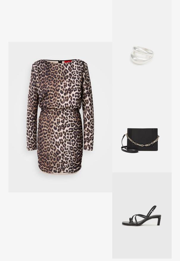 Leopardi mustriga kleit pikkade varrukatega, ümmargune kaelus, kokkukruvitud detailid ja keha lähedane siluett. Valmistatud siledast ja venivast kangast.; Mustast rihmajalatsid ruudukujulise varba ja madala ploki kontsaga. Omab mitmeid õhukesi rihmasid ja reguleeritavat pahkluu rihma. Valmistatud siledast nahast.; Mustast nahast õlakott, mis omab siledat tekstuuri, ristküliku kuju ning esiküljel metallketi detaili. Reguleeritav rihm on kaasas.; Hõbedane kahekordne rõngas sujuva, poleeritud pinnaga. Omab voolavat, kõverat disaini, millel on kattuvad sektsioonid, et saavutada kaasaegne ilme.