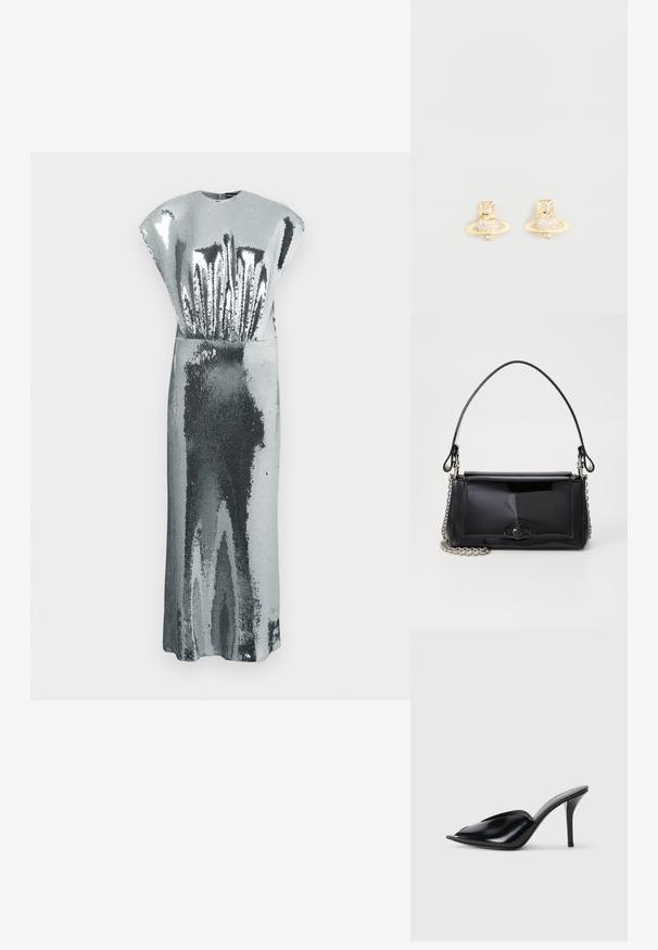 Duga srebrna haljina sa šljokicama bez rukava, visokog ovratnika i suptilnim teksturiranim uzorcima koji reflektiraju svjetlost.; Crne kožne visoke mule s otvorenim prstima, šiljastim dizajnom, glatkom teksturom i uskim štiklama.; Crna patentna kožna torba pravokutnog oblika, s lancem za nošenje i karakterističnim metalnim detaljem u središtu. Glatka tekstura.; Naušnice od zlata s čepom koje prikazuju dizajn Saturna, s teksturiranom trakom i ugrađenim okruglim kristalima za dodatni sjaj.