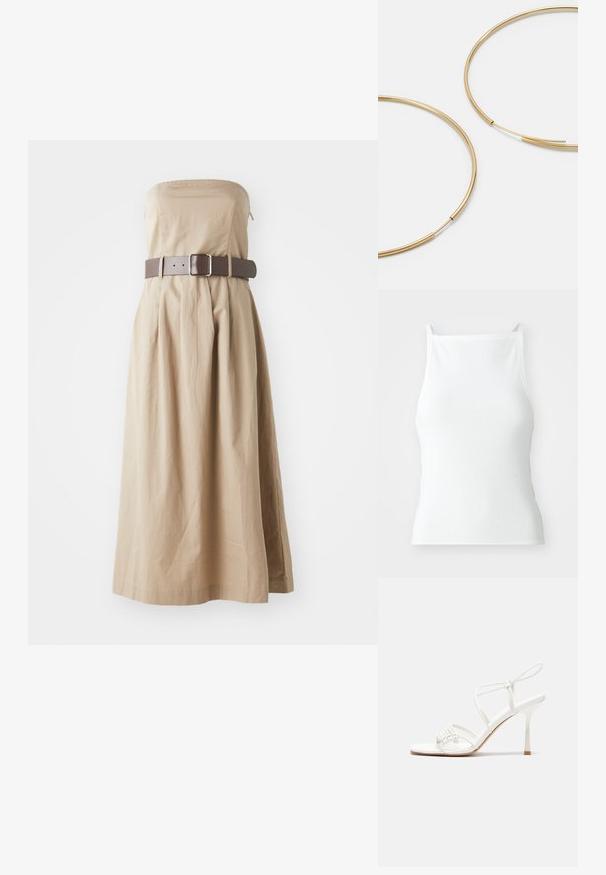 Bež maxi haljina bez naramenica s uskim korzetom, nabrane suknje i širokim smešnim remenom s kvadratnom kopčom. Napravljena od laganog materijala.; Bjela rebrasta majica bez rukava s tankim naramenicama, s prilagođenim dizajnom i glatkom teksturom. Tkanina izgleda elastično i blago strukturirano.; Bijele sandale s visokom potpeticom i trakama, ravno oblikovanim prstima, teksturiranim prednjim dijelom s naboranim detaljima i uskom trakicom oko gležnja.; Smeđi kožni torba s mekom teksturom, koja ima prostran dizajn i jedan remen. Nosena s plavom traper jaknom.; Zlatne kružne naušnice, tanke i okrugle, s glatkom metalnom površinom bez ukrasa ili uzoraka.