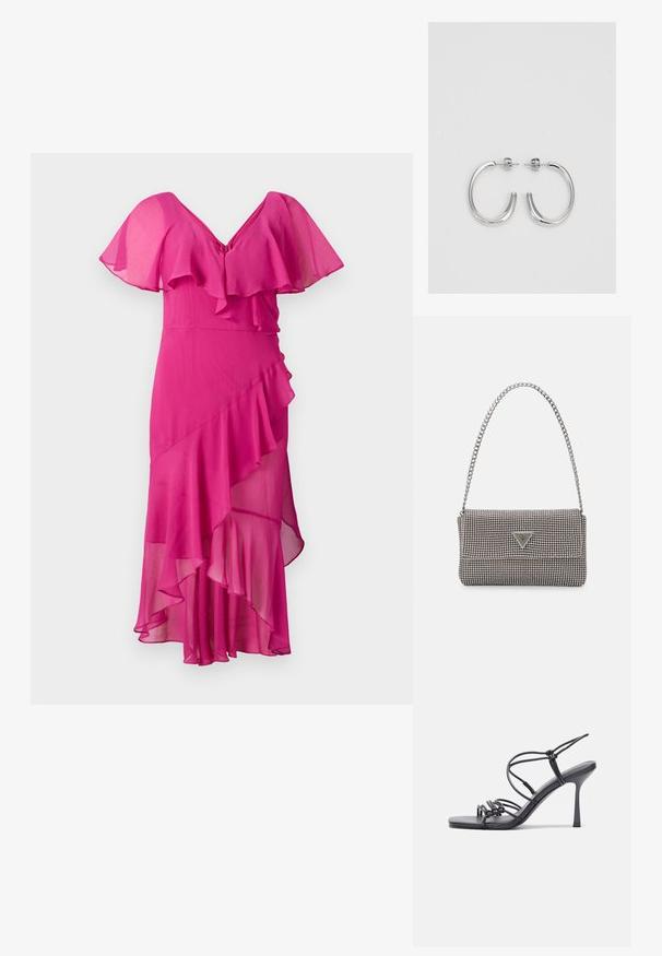 Fuchsiové šaty s výstrihom do V, rozšírenými rukávmi a vrstvenými volánmi. Vyrobené z ľahkej látky, s asymetrickým lemom a textúrovaným prúdením.; Čierne sandále na vysokom podpätku majú tenké remienky s uzlovým dizajnom, hladký štvorcový špičku a elegantný stiletto podpätok.; Svetlošedá metalická kabelka s reťazovým popruhom, ozdobená malými kruhovými kovovými štítkami a trojuholníkovým logom značky.; Strieborné kruhové náušnice s hladkým a lesklým povrchom. Okrúhly tvar, ľahký dizajn, s uzáverom na kolík.