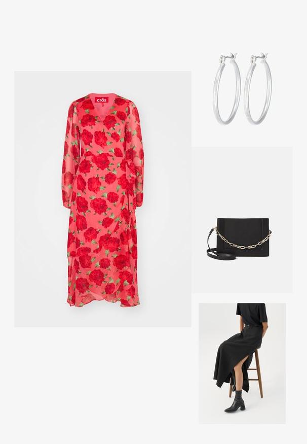 Permatomas rožinis suknelė su raudonu gėlių ornamentu, V formos iškirpte, ilgomis rankovėmis ir apsiausto dizainu, su raiščiu juosmens srityje ir laisva siluetu.; Juoda lininė maksi sijonas su aukštu plyšiu, vilkimas su juodu marškinėliu ir juodais aulinukais. Minimalistinis dizainas su laisvu siluetu.; Juodas odinis per petį nešiojamas krepšys turi lygų paviršių, stačiakampio formą ir metalinę grandinėlę priekyje. Pridedama reguliuojama dirželis.; Sidabriniai auskarai su sklandžiu, poliruotu paviršiumi. Apvalios formos ir saugus uždarymo mechanizmas. Lengvas dizainas, tinkantis kasdieniam dėvėjimui.