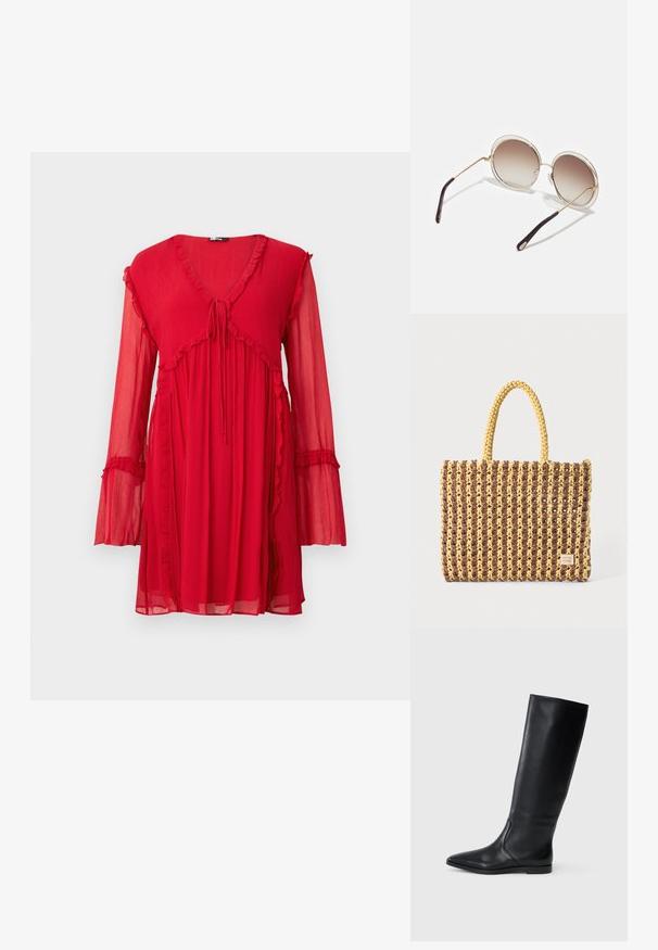 Rotes, langärmeliges Kleid mit V-Ausschnitt, Bindedetails und rüschigen Akzenten. Hergestellt aus leichtem, strukturiertem Stoff mit einer fließenden Silhouette.; Schwarze Lederstiefel bis zum Knie mit spitzer Zehe und minimalistischem Design. Glatte Textur und flache Sohle, mit dezenten seitlichen Steppnähten.; CHLOÉ CARLINA OVERSIZED ROUND METAL SUNGLASSES - Sonnenbrille - gold-coloured/brown; Gewebte Tasche in Braun und Gelb, mit rechteckiger Form, zwei Tragriemen und einer strukturierten Oberfläche mit sichtbaren Nähten und einem Markenschild.