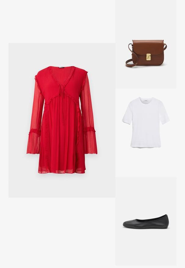 Červené šaty s dlhým rukávom, V-výstrihom, viazaním a volánovými detailmi. Vyrobené z ľahkej, textúrovanej látky s voľným strihom.; Biela krátka tričko s krátkymi rukávmi vyrobené z rebrovanej látky. Klasický okrúhly výstrih, bežný strih a jemné švy. Bez vzorov alebo grafiky.; Čierne kožené baleríny s okrúhlou špičkou, hladkým povrchom, minimálnym prešívaním a flexibilným dizajnom podrážky.; Hnedá kožená kabelka s klopou, zlatými kovovými prvkami, ramenným popruhom a hladkým povrchom. Kompaktný obdĺžnikový tvar.