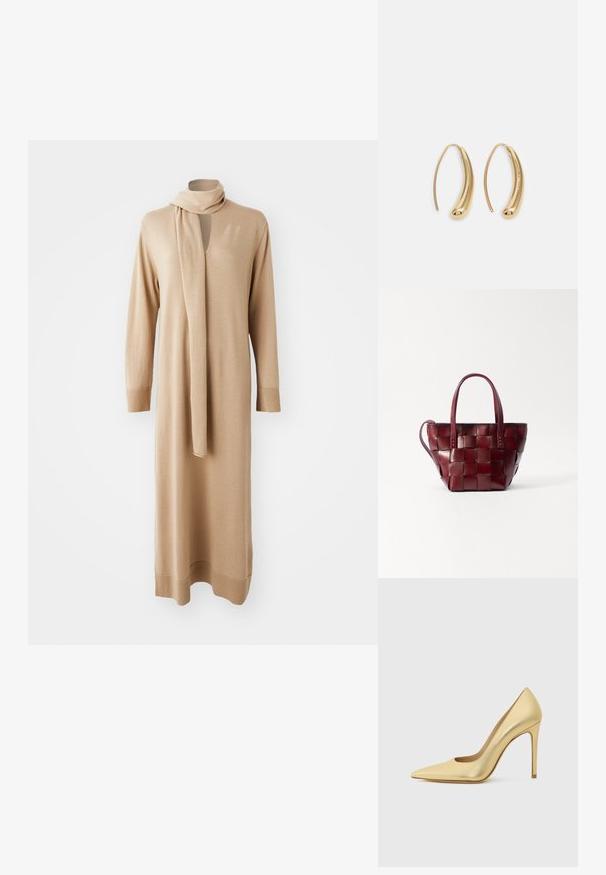 Bežs adījuma kleita ar garām piedurknēm, V-veida kakla izgriezumu un pievienotu šalli. Tieša silueta un ribotas aproces; mīksta tekstūra ar minimālu detalizāciju.; Zelta metāla šaurs purngalu augstpapēžu kurpes ar stikla papēdi, attēlotas no sāna uz vienkārša gaiša fona.; Austu sarkano vīna krāsas ādas somu ar divām īsām rokturiem un noņemamu plecu siksnu. Iezīmējas ar strukturētu formu un gludu tekstūru.; Zelta toņu metāla gredzena auskari ar izliektu, pagarinātu formu. Ar gludu, spīdīgu virsma un noapaļotu galu papildu detaļām.