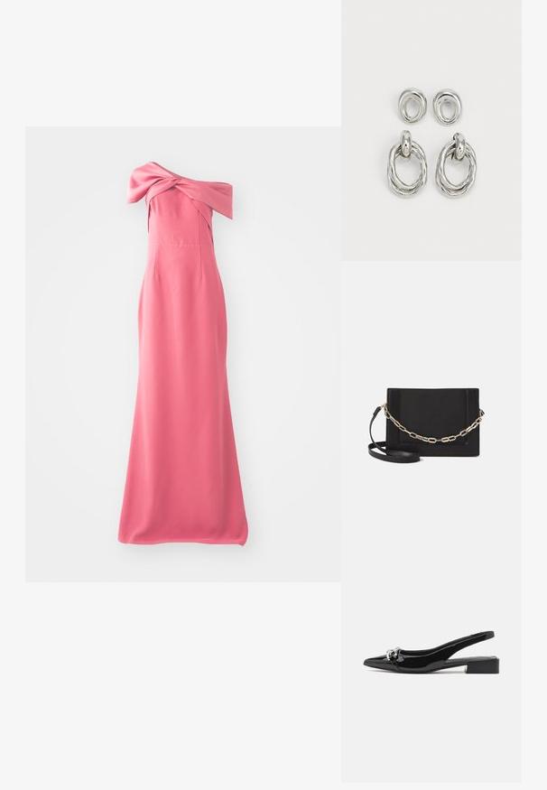 Dlouhé růžové šaty s designem bez ramínek, které mají uzlový detail na výstřihu a hladkou, lehce plynoucí látku.; Černé lakované kožené nazouvací boty s špičatou špičkou, stříbrnými detaily a nízkým blokovým podpatkem. Hladký, lesklý povrch po celé délce.; Černá kožená crossbody taška s hladkým povrchem, obdélníkovým tvarem a kovovým řetízkem na přední straně. Součástí je nastavitelný popruh.; Náušnice ve stříbrném tónu vyrobené z kovu, které nabízejí dva designy: zkroucený kruhový kroužek a hladký kruhový kolík. Reflexní povrch zvyšuje eleganci.