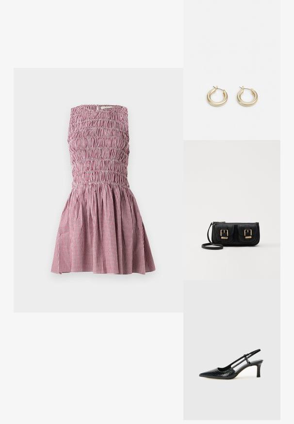 Faithfull the brand HEIDI MINI DRESS - Kasdienė suknelė - gingham deep red; Juodai lakuoti slingback aukštakulniai su smailiu nosiu, su tekstūruotu gyvatės raštu, reguliuojama juosta ir trumpu, tekstūruotu blokiniu kulnu.; Juodas odinis per petį nešiojamas krepšys su dviem priekiniais kišenėmis, auksiniais sagtimis, užtrauktuko uždarymu ir siauromis petnešomis. Textūruota paviršius ir kompaktiškas stačiakampis formatas.; Lauren Ralph Lauren BASIC SMALL HOOP - Auskarai - gold-coloured