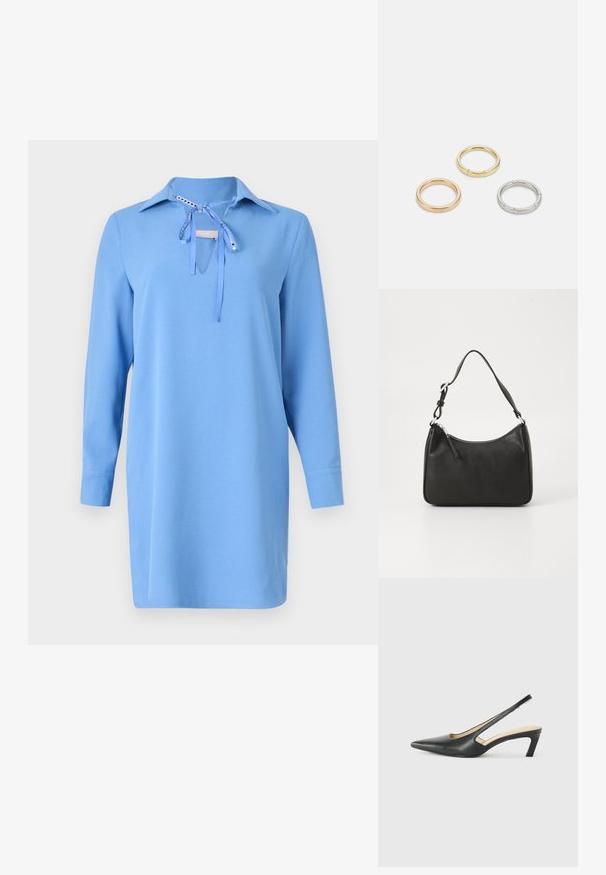 Niebieska sukienka z miękkiego materiału, z kołnierzykiem, długimi rękawami i wiązanym detalem przy dekolcie. Gładka tekstura o prostym wzorze.; Czarny but na obcasie typu slingback z ostro zakończonym noskiem, z niskim obcasem, wykonany z gładkiej skóry, z wycięciem po boku dla lepszej wentylacji.; Czarna skórzana torebka o zaokrąglonym kształcie, z pojedynczym uchwytem, zamknięciem na zamek błyskawiczny oraz subtelnym logo z przodu. Gładka faktura, minimalistyczny design.; Trzy metalowe pierścienie: jeden w różowym złocie, jeden złoty z teksturowanymi akcentami, oraz jeden srebrny, wszystkie z wygrawerowanym brandingiem na wewnętrznej stronie.