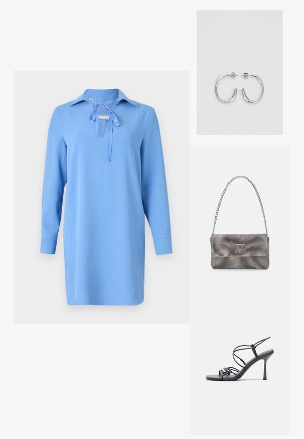 Zila kleita, kas izgatavota no mīksta auduma, ar apkakli, garām piedurknēm un sasietu kakla detaļu. Gluda tekstūra ar vienkāršu dizainu.; Melnas augstpapēžu sandales ar plāniem siksniņām un mezgla dizainu, gluda kvadrātveida purngalu un elegantu stiletto papēdi.; Gaiši pelēka metāla rokassoma ar ķēdes siksnu, rotāta ar mazām apaļām metāla kniedēm un trīsstūra zīmola logo.; Sudraba stīpas auskari ar gludu, spīdīgu virsmu, izceļas ar izliektaveida formu un aizdari ar tapu. Minimālistisks dizains ar mūsdienīgu apdari.