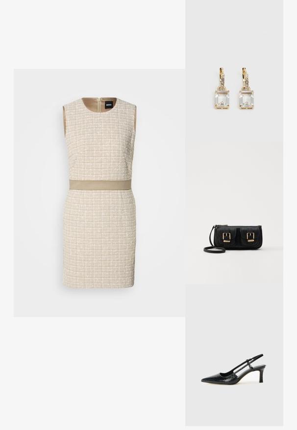 Tkani bež haljina s teksturiranim uzorkom, bez rukava, okruglim izrezom i odgovarajućim remenom u struku. Zatvaranje na zatvarač na leđima.; Crne lakirane slingback pete s oštrim vrhom, s teksturiranim uzorkom zmijske kože, podesivom remenom i kratkom, teksturiranom blok-petom.; Crna kožna torba preko ramena s dva prednja džepa, zlatnim kopčama, zatvaranjem na zip i uskim remenom. Teksturirana površina i kompaktan pravokutan oblik.; Zlatne naušnice s pravokutnim, prozirnim kristalom koji visi ispod niza malih, okruglih prozirnih akcenata. Elegantni, moderni dizajn.