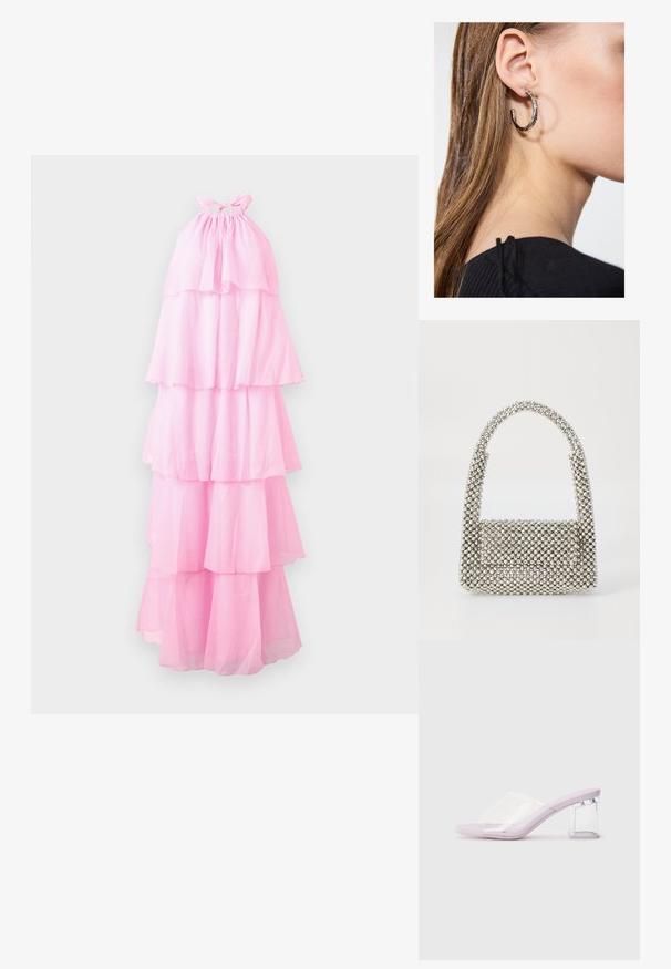 Roza halter obleka z večkratnimi plastmi prosojnega blaga, z nabranim izrezom in dolgim, lahkotnim silhuetom.; Lila sandala na visokom potplatu s prozirnim plastičnim gornjim dijelom i prozirnim blok petom. Glatka tekstura, otvoreni dizajn prstiju, minimalistički oblik.; Srebrna torbica z biseri s ukrivljenim ročajem, pravokotno telo in prekrita z odbojnimi dragulji, z žepom na pokrovu spredaj.; Srebrna obročasta uhana s polirano površino, ki vključuje majhne zlate poudarke in okroglo obliko, nošena na ušesnem lobu.