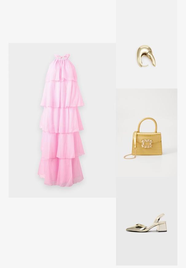 Rosa halterkjole med lagdelte lag av gjennomsiktig stoff, med en samlet halslinje og en lang, flytende silhuett.; Gull, metallisk slingback-hæler med spiss tå og chunky hæl. Glatt tekstur, minimalistisk design og en smal stropp.; Gul faux-krokodille veske med en strukturert design, toppen håndtak, avtagbar kjede stropp, og dekorativ krystallbortsettelse på låsen.; Gullfarget metalløredobber med et elegant, buet design. Har en karakteristisk spiss form, polert overflate og hengsel-lukking.
