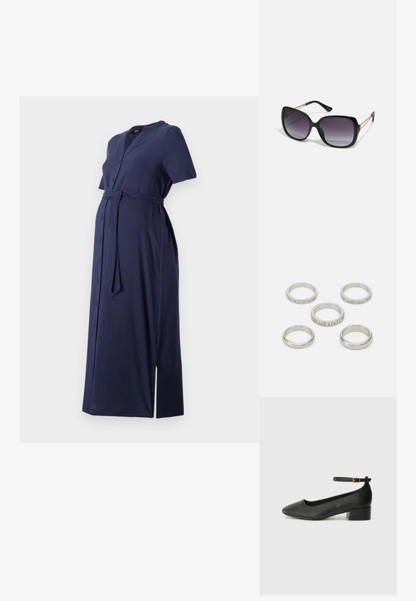 Mornarsko modra nosečniška obleka s kratkimi rokavi, z gumbi spredaj, pasom v pasu in stranskim razporkom. Narejena iz mehkega, gladkega materiala.; Črne usnjene pumpice z nazobčanimi prsti in nizko blokasto peto. Imajo trak okoli gležnja z zaponko v zlatem tonu. Gladka tekstura.; Črne prevelike sončne očala z degradacijskimi lečami, debelimi okvirji in zlatimi verižicami na ročajih.; Nabor petih srebrnih prstanov v različnih oblikah, vključno z enim, ki ima vrstico prozornih kamenčkov. Gladka in odsevna kovinska površina.