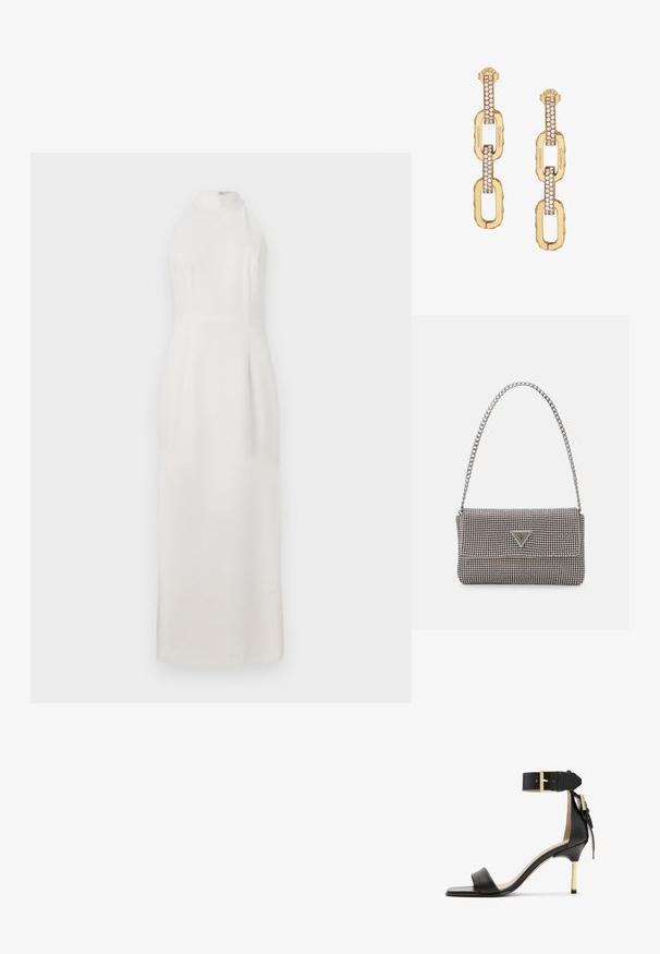 Bílé bezrukávové šaty s vysokým límcem, vyrobené z hladkého materiálu. Mají přiléhavě střižený korzet a splývavou sukni, která sahá až na podlahu.; Černá kožená sandál s podpatkem, čtveratou špičkou, páskem okolo kotníku se zlatou přezkou a štíhlým kovovým podpatkem. Hladká textura, minimalistický design.; Světle šedá kovová kabelka s řetízkem, zdobená malými kulatými kovovými cvočky a trojúhelníkovým logem značky.; Zlaté náušnice na řetízku s designem zdobeným jasným krystalem, s rytým logem "GUESS" a hladkým povrchem.
