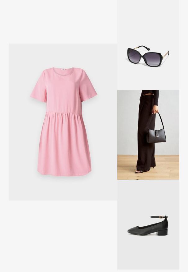 Korte roze jurk van zachte stof met korte mouwen, ronde halslijn en een geplooide taille. Zachte textuur, eenvoudig ontwerp.; Zwarte leren pump met een spitse neus en een lage blokhak. Beschikt over een enkelband met een goudkleurige gespsluiting. Gladde textuur.; Zwarte oversized zonnebril met gradient glazen, dikke montuur en gouden kettingdetails op de pootjes.; Zwarte handtas met gestructureerde vorm, gladde textuur en een metalen sluiting. Gecombineerd met brede zwarte broeken en sandalen met open teen op een houten vloer.