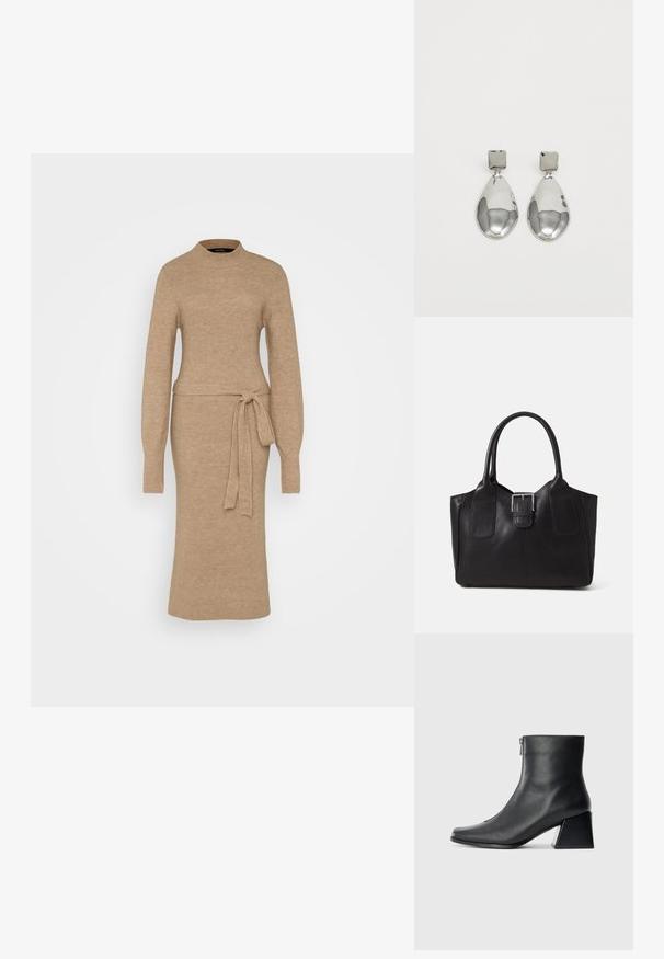 Bežinė mezgininė suknelė su aukštu kaklu, ilgomis rankovėmis ir diržu ant juosmens. Įvairi tekstūra su kaspinais visame paviršiuje. Vidutinio ilgio dizainas.; Juodas odinis kulkšninis botas su kvadratiniu pirštu, šoniniu užtrauktuku ir blokuotu kulnu, prieš lengvą paprastą foną.; Juodas odinis nešiojamas krepšys su lygiu paviršiumi, struktūrine forma, dviem rankenėlėmis ir ryškiu sidabriniu sagties akcentu priekyje.; Sidabriniai lašo formos auskarai su kvadrato formos auskaru, turintys lygų, poliruotą paviršių ir ašarėlės formą, atsispindintys šviesoje su blizgiu paviršiumi.