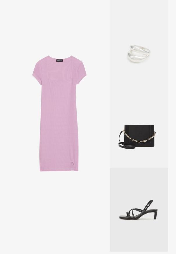 Jasnofioletowa sukienka krótko rękawowa z kwadratowym dekoltem, żebrowaną teksturą i małym rozcięciem na hemie. Miękka, oddychająca tkanina.; Czarne sandały na obcasie z prostokątnym noskiem i niskim słupkowym obcasem. Posiadają wiele cienkich pasków i regulowany pasek na kostkę. Wykonane z gładkiej skóry.; Czarna skórzana torebka typu crossbody z gładką teksturą, prostokątnym kształtem oraz metalowym detalem w postaci łańcuszka z przodu. W zestawie regulowany pasek.; Srebrna obrączka podwójna z gładką, polerowaną powierzchnią. Posiada płynny, zakrzywiony kształt z nakładającymi się sekcjami, co nadaje nowoczesny wygląd.