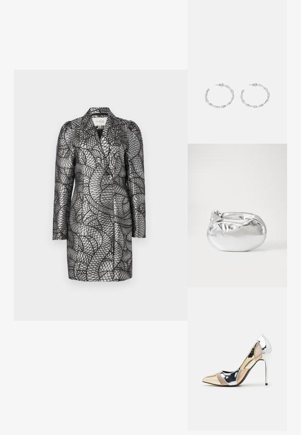 Cappotto a motivi neri e argentei con silhouette aderente, maniche lunghe, colletto a punta e chiusura con un singolo bottone anteriore.; Scarpa con tacco alto a punta, con una combinazione di colori argento, oro e nudo. Finitura lucida con design a ritaglio, con tacco a stiletto.; Borsa a pochette metallica argentea con una forma morbida e arrotondata e chiusura superiore annodata. Realizzata in materiale sintetico morbido.; Orecchini a cerchio in argento con un design torciglionato, caratterizzati da una finitura lucida e chiusura a perno. Misurano circa 3 cm di diametro.