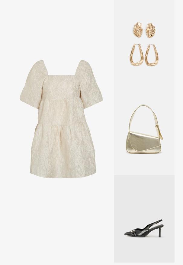 Kratka bež obleka s napihnjenimi kratkimi rokavi, kvadratnim izrezom in teksturirano cvetlično žakard tkanino.; Črne patentne usnjene sandale s koničastim nosom, zankami okoli gležnja s srebrnimi sponkami in opremo ter vitkimi petami.; Zlata metalna torbica z urejenim dizajnom, gladko teksturo in nastavljivim trakom. Ima edinstveno trikotno obliko in minimalistično šivanje.; Zlato obarvani uhani z teksturiranimi, valovitimi oblikami. Vključujejo skulpturalne sponke za ušesa in odprto obliko obročka s kladivastim finišem.