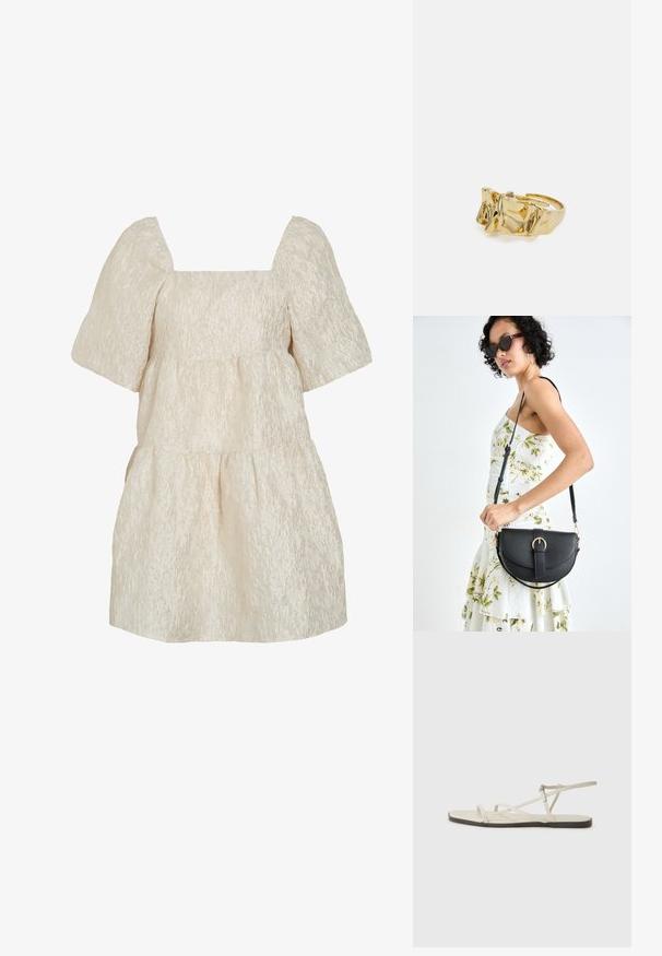 Kratka bež obleka s napihnjenimi kratkimi rokavi, kvadratnim izrezom in teksturirano cvetlično žakard tkanino.; Beige ravne sandale z več tankimi trakovi in nastavljivim zaponcem. Podplat je raven z rahlo temnim kontrastom na robu.; Črna usnjena torbica s ukrivljeno obliko, z odstranljivo naramnico in zlatimi dodatki. Torbica ima pokrov s podrobnostmi v obliki zaponke.; Zlati prstan z teksturiranim, valovitim dizajnom, ki ima tri izrazite vrhove. Gladka, sijoča površina z odprtim pasom za prilagodljivo prileganje.