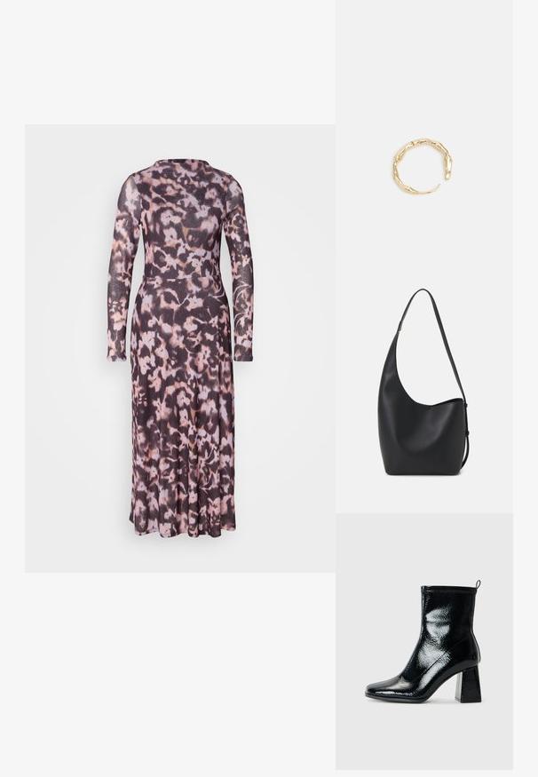Šaty s dlhým rukávom, priliehavé, z textúrovanej, ľahkej tkaniny s tmavým kvetinovým vzorom v odtieňoch čiernej, ružovej a krémovej.; Čierne lakované členkové topánky so štvorcovou špičkou a masívnym geometrickým podpätkom. Majú hladkú, lesklú textúru a zadný štítok na ľahké obúvanie.; Čierna kožená hobo taška so hladkou textúrou, zakriveným tvarom a jedným nastaviteľným popruhom; má široké otvorenie na vrchu.; Prsteň v zlatej farbe s organickým, skrúteným dizajnom, hladkým povrchom a zužujúcimi sa koncami, vytvárajúci moderný, sochársky vzhľad.