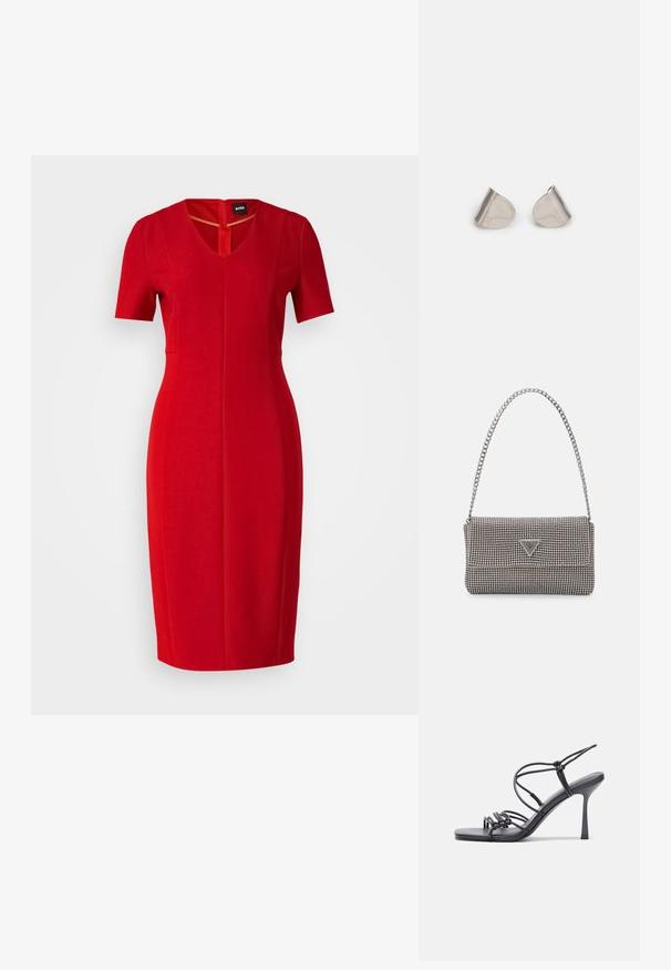 Červené predĺžené priliehavé šaty po kolená s krátkymi rukávmi a výstrihom do V, vyrobené z hladkej látky s jemnými detailmi švov.; Čierne sandále na vysokom podpätku majú tenké remienky s uzlovým dizajnom, hladký štvorcový špičku a elegantný stiletto podpätok.; Svetlošedá metalická kabelka s reťazovým popruhom, ozdobená malými kruhovými kovovými štítkami a trojuholníkovým logom značky.; Strieborné kovové náušnice s hladkým tvarom kvapky a lesklým povrchom. Jemné rytiny pridávajú detail. Minimalistický dizajn.