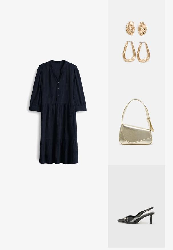 Navyblaues, strukturiertes Baumwollkleid mit V-Ausschnitt, drei Knöpfen und Dreiviertelärmeln. Ausgestellter Saum mit gerafften Akzenten.; Schwarzer Lackleder Slingback-Schuh mit spitzem Zehenbereich, Knöchelriemen mit silbernen Schnallen und Beschlägen sowie einem schlanken Absatz.; Goldfarbene metallische Handtasche mit strukturiertem Design, glatter Textur und verstellbarem Tragegurt. Sie verfügt über eine einzigartige dreieckige Form und minimalistische Nähte.; Ohrringe in Goldoptik mit strukturierten, gewellten Formen. Beinhaltet skulpturale Clip-Ohrringe und ein offenes Hoop-Design mit gehämmertem Finish.
