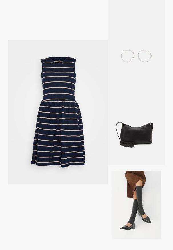 Rochie fără mâneci, de culoare albastru marin, cu dungi orizontale de culoare crem, decolteu rotund și talie strânsă, având fustă evazată.; Pantofi negri din piele lacuită, cu vârful ascuțit, toc bloc și curea la glezna, asortați cu jambiere gri cu nervuri și o fustă din suede maro.; Geantă de umăr din piele neagră, cu o textură netedă, formă curbată, curea ajustabilă și închidere cu fermoar. Design minimalist, fără embellishments.; Cercei din argint cu un design elegant și rotund, având o suprafață netedă și fără embellismente vizibile. Diametrul nu este specificat.