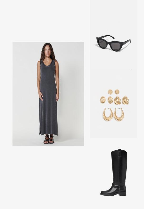 Długa, ciemnoszara sukienka bez rękawów o prążkowanej teksturze, z okrągłym dekoltem i bocznymi rozcięciami, w połączeniu z czarnymi sandałami na cienkich paskach.; Czarne kozaki do kolan wykonane z gładkiego materiału syntetycznego. Posiadają okrągły czubek, niski blokowy obcas oraz pionowe przeszycia.; Czarne okulary przeciwsłoneczne w kształcie kociego oka z matowym wykończeniem, z szarymi soczewkami, ostrymi kątami i smukłymi bocznymi ramionami. Nazwa marki widoczna na wewnętrznej części ramienia.; Zestaw kolczyków w odcieniu złota składający się z trzech par: teksturowane owalne kolczyki, kolczyki o falistym wzorze i dużych kolczyków w formie kół z nałożonymi żłobieniami.