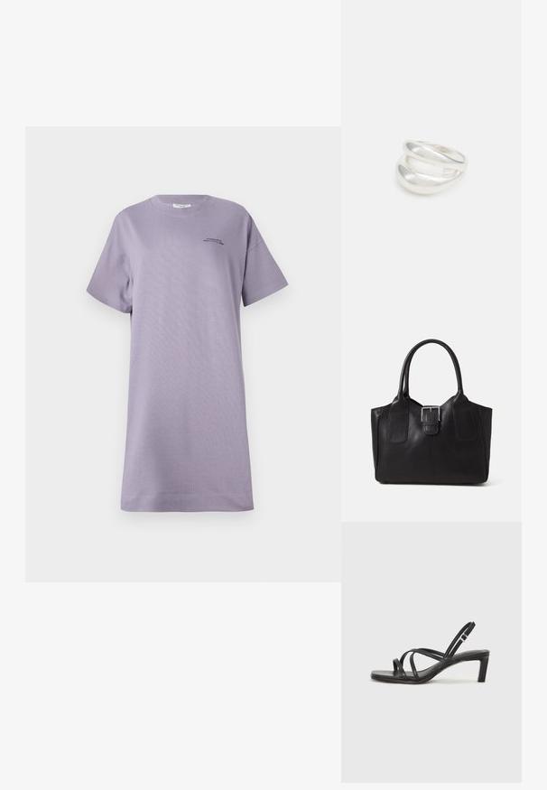 Lavandas īsās piedurknēm T-kreklu kleita no mīkstas kokvilnas. Iespējas ietver brīvu piegriezumu, apaļu kakla izgriezumu un mazu melnu logotipa detaļu priekšpusē.; Melnas strappy sandales ar kvadrātveida purngaliem un zemu bloku papēdi. Ievērojamas ar vairākiem plāniem siksniņām un regulējamu potītes siksniņu. Izgatavotas no gludas ādas.; Melnas ādas somiņa ar gludu tekstūru, strukturētu formu, divām rokturām un izteiktu sudraba sprādzi priekšpusē.; Sudraba divu joslu gredzens ar gludu, pulētu virsmu. Iezīmējas ar plūstošu, izliekta dizaina struktūru ar pārklājošām sekcijām modernam izskatam.