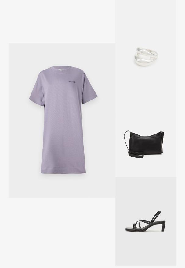 Ljubičasta kratkodlaka majica haljina od mekog pamuka. Ima opušteni kroj, okrugli izrez i mali crni logo detalj sprijeda.; Crne sandale s trakama, kvadratnim prstom i niskom blok petom. Ima više tankih trakica i podesivu trakicu oko gležnja. Izrađene su od glatke kože.; Crna kožna torba na rame s glatkom teksturom, zakrivljenim oblikom, podesivim remenom i zatvaranjem na patentni zatvarač. Minimalistički dizajn bez ukrasa.; Srebrna dvostruka prsten s glatkom, poliranom površinom. Karakterizira ga fluidan, zakrivljen dizajn s preklapajućim sekcijama za moderan izgled.