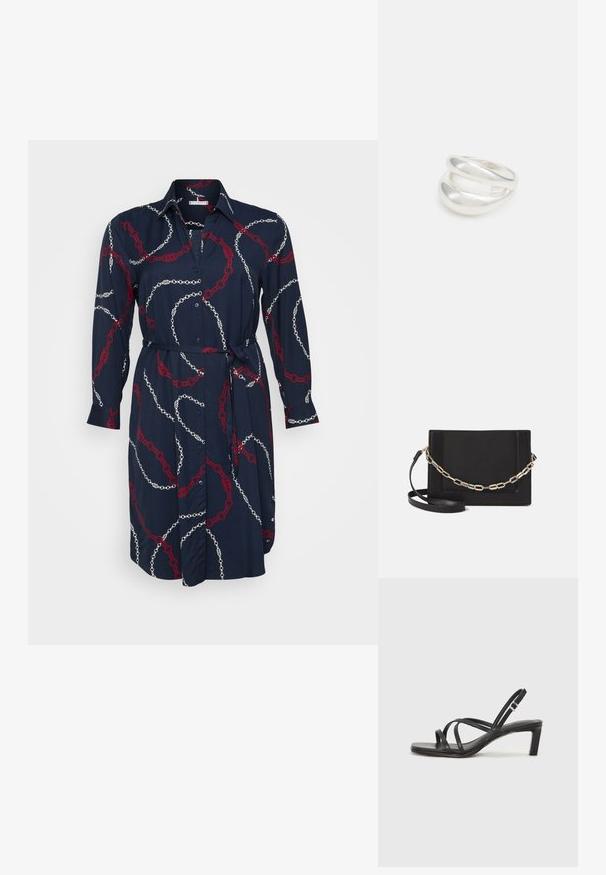 Tommy Hilfiger Curve SOFT SHIRT DRESS - Abito a camicia - navy; Sandalo nero con cinturini, dalla punta squadrata e tacco basso a blocco. Presenta diversi cinturini sottili e una cinturini regolabile alla caviglia. Realizzato in pelle liscia.; Borsa a tracolla nera in pelle con una texture liscia, forma rettangolare e dettaglio in catena metallica sul davanti. Inclusa una tracolla regolabile.; Anello doppio in argento con superficie liscia e lucida. Presenta un design fluido e curvo con sezioni sovrapposte per un aspetto moderno.