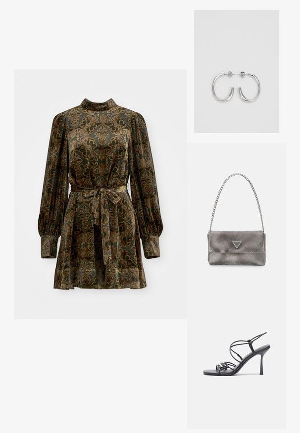 Aksamitna sukienka z długimi bufkami, wysokim kołnierzem i paskiem w talii. Posiada zieloną bazę z misternymi złotymi i brązowymi wzorami kwiatowymi.; Czarne sandały na wysokim obcasie mają cienkie paski z węzłowym wzorem, gładki, kwadratowy czubek i smukły obcas w stylu szpilki.; Jasnoszara metaliczna torebka na łańcuszku, ozdobiona małymi okrągłymi metalowymi ćwiekami oraz trójkątnym logo marki.; Srebrne kolczyki koła o gładkiej, błyszczącej powierzchni, z zakrzywionym kształtem i zapięciem na sztyft. Minimalistyczny design z nowoczesnym wykończeniem.