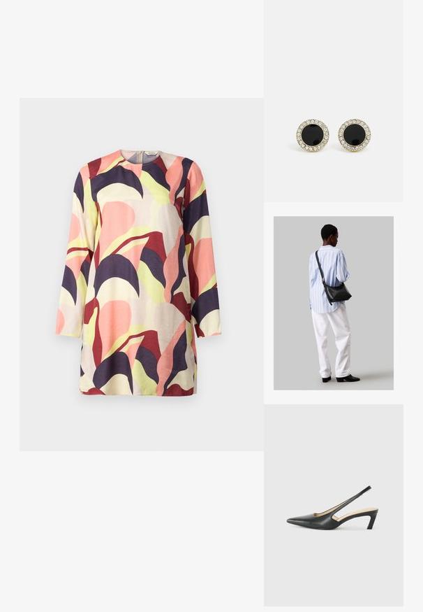 Spalvinga, ilgomis rankovėmis tunika, kuri pasižymi rožinės, violetinės ir žalios abstrakčių lapų raštais šviesiame fone. Minkšta medžiaga.; Juodas smailus slingback batelis su žemu kulnu, pagamintas iš lygaus odos paviršiaus ir su išpjovomis šone, užtikrinančiomis oro pralaidumą.; Juodas odinis petinis krepšys su minkšta tekstūra, trikampiu pavidalu ir reguliuojama juosta, derinamas su šviesiai mėlynu dryžuotu marškinėliu ir baltais džinsais.; DKNY INLAY STUD - Auskarai - black/gold-coloured