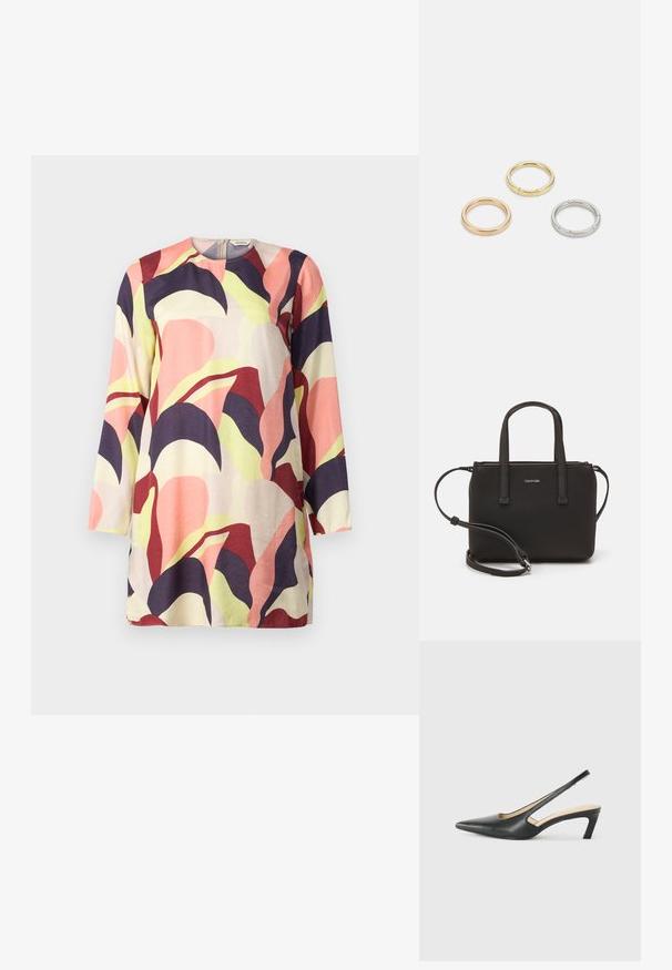 Pestrá tunika s dlhým rukávom, ktorá obsahuje kombináciu abstraktných vzorov listov v ružovej, fialovej a zelenej farbe na svetlom pozadí. Mäkká tkanina.; Čierne slingback topánky s ostrou špičkou a nízkym opätkom, vyrobené z hladkej kože a s výrezmi na boku pre lepšiu priedušnosť.; Čierna kabelka s dvojitými krátkymi rúčkami a odnímateľným ramenným popruhom. Hladký materiál podobný koži s uzatváraním na zips a detailom loga.; Triumf kovových prsteňov: jeden v ružovom zlate, jeden zlatý s textúrovanými akcentmi a jeden strieborný, všetky s gravírovaným logom na vnútornej strane.