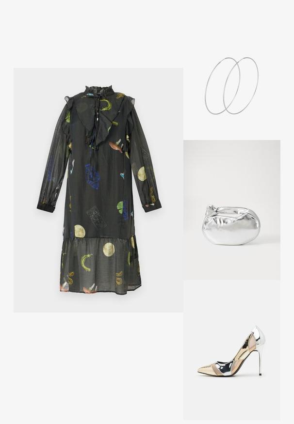 Černé šaty s volánovým výstřihem, dlouhými průhlednými rukávy a vrstveným spodním lemem. Jsou zdobeny barevnými vzory měsíců, rostlin a abstraktních tvarů.; Lodička s špičatou špičkou a kombinací stříbrné, zlaté a tělové barvy. Lesklý povrch s vykrojeným designem, s jehlovým podpatkem.; Stříbrná kovová taška s měkkým, zaobleným tvarem a uzávěrem s uzlem. Vyrobena z hladké umělé kůže.; Stříbrné kruhové náušnice s minimalistickým designem. Kruh, hladký povrch a tenký profil. Lehká konstrukce s lesklým povrchem.