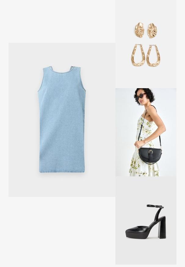 Vestido de ganga azul claro, sem mangas, com decote redondo, acabamento limpo e silhueta reta. O tecido tem uma textura suave.; Saltos altos pretos com bico fino e atilho ajustável no tornozelo. Confeccionados em couro suave, apresentam um salto bloco robusto.; Bolsa de couro preta com forma curva, alça destacável e detalhes em dourado. A bolsa possui uma aba com detalhe de fivela.; Brincos em tom de ouro com formas onduladas e texturizadas. Inclui studs escultóricos com presilha e um design de argola aberta com um acabamento martelado.