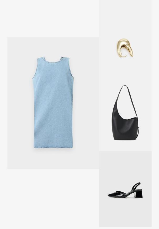 Lys blå denimkjole uten ermer med rund halsutskjæring, ren finish og rett silhuett. Stoffet har en jevn tekstur.; Svarte patentlær slingback hæler med spiss tå og geometrisk blokk hæl. Har et stilrent, minimalistisk design og jevn tekstur.; Svart lær hobo-veske med glatt tekstur, buet form og enkelt justerbart stropp; har en bred åpning på toppen.; Gullfarget metalløredobber med et elegant, buet design. Har en karakteristisk spiss form, polert overflate og hengsel-lukking.