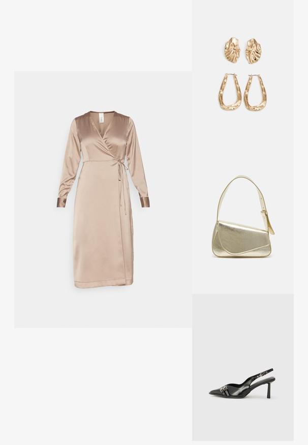 Oblačilo v stilu zavijanja iz svetle bež satenske tkanine z dolgimi rokavi, V-izrezom, nastavljivim veznim detajlom v pasu in gladko teksturo.; Črne patentne usnjene sandale s koničastim nosom, zankami okoli gležnja s srebrnimi sponkami in opremo ter vitkimi petami.; Zlata metalna torbica z urejenim dizajnom, gladko teksturo in nastavljivim trakom. Ima edinstveno trikotno obliko in minimalistično šivanje.; Zlato obarvani uhani z teksturiranimi, valovitimi oblikami. Vključujejo skulpturalne sponke za ušesa in odprto obliko obročka s kladivastim finišem.