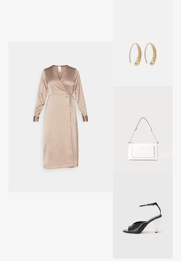 Vieglas smilšu krāsas satīna apģērbs ar garām piedurknēm, V formas izgriezumu, regulējamu jostas mezgls un gluda tekstūra.; Melnas ādas augstpapēžu sandales ar atvērto purngali, asimetrisku dizainu, potītes siksniņu un metāla koniskām papēžiem. Virsma ir gluda.; Baltā ādas rokassomu ar teksturētu apdari, ar zelta ķēdes siksnu un melniem akcentiem. Iekļauj priekšējo kabatu un aizdari ar rāvējslēdzēju.; Zelta toņu metāla gredzena auskari ar izliektu, pagarinātu formu. Ar gludu, spīdīgu virsma un noapaļotu galu papildu detaļām.